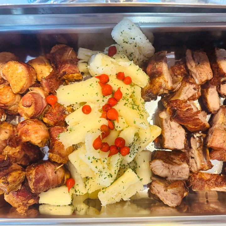 Buffet or party trays: how to choose for your event
