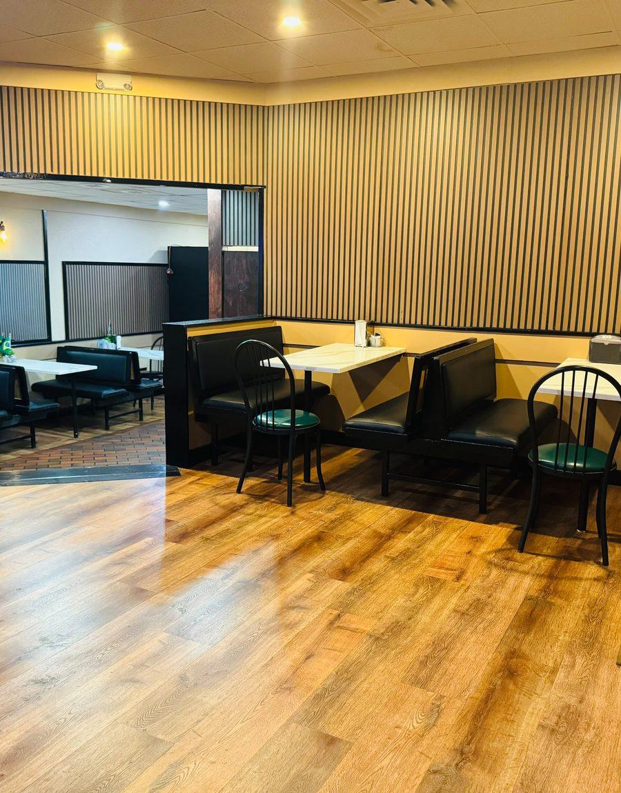 Meritíssimo dining room in Fitchburg with tables for groups