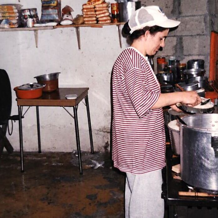 Salomé cozinhando na primeira cozinha da família, em Nova Era, Minas Gerais