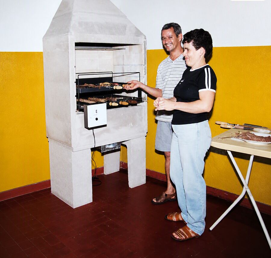 Argemiro e Salomé lado a lado na churrasqueira do primeiro restaurante