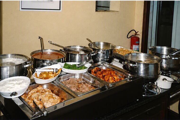 Buffet quente do Meritíssimo no Barro Preto, com arroz, feijão, carnes e couve