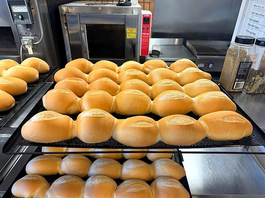 Pão de sal saindo do forno no Meritíssimo, padaria brasileira em Fitchburg MA