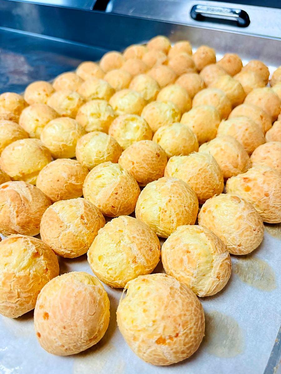 Tabuleiro de pão de queijo recém-assado no Meritíssimo, padaria brasileira em Fitchburg MA